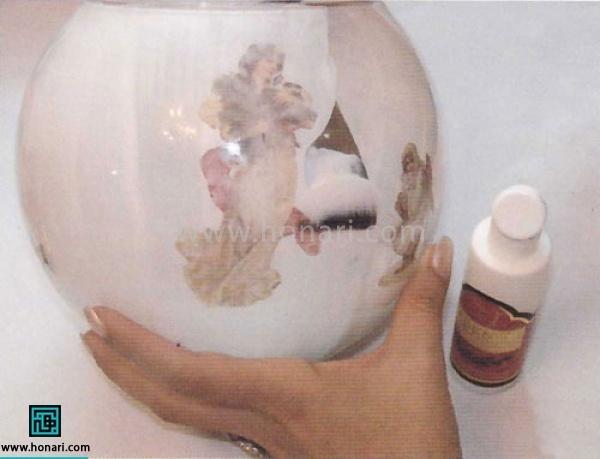 ترک کروکدیل روی شیشه