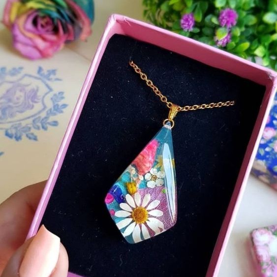 گردنبند با رزین زیبا