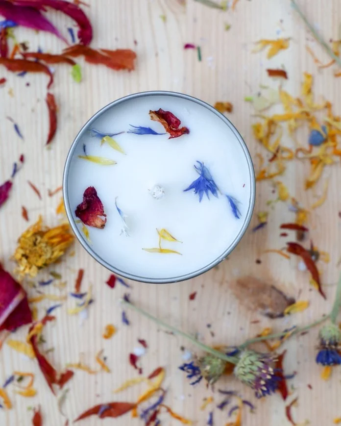 شمع با گل خشک