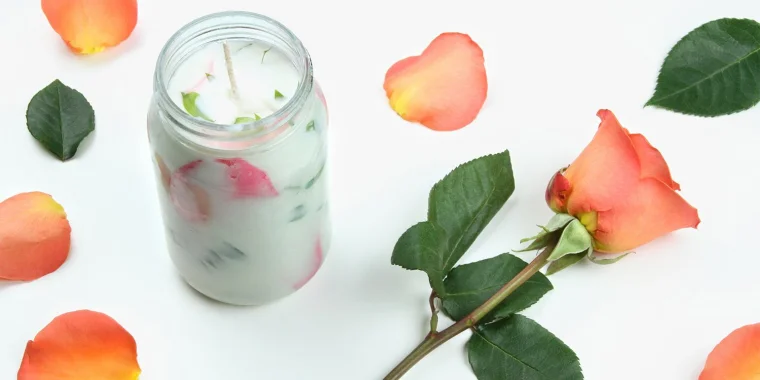 دکوپاژ شمع با گل طبیعی خشک