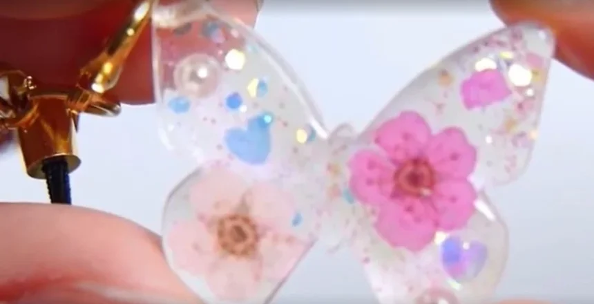 آموزش ساخت گردنبند رزینی با گل خشک